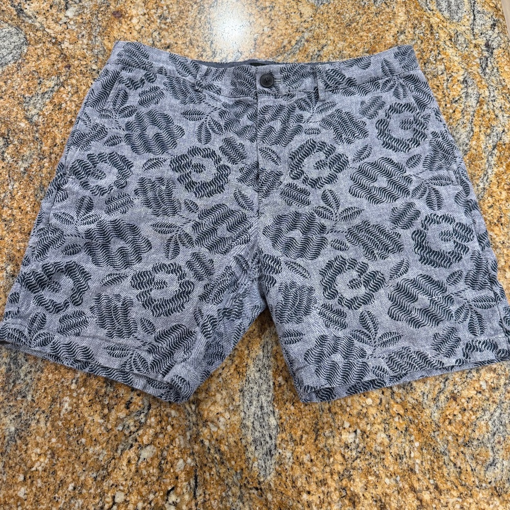 Grey patterned above the knee Club Monaco Baxter men’s slim fit shorts #mensfash